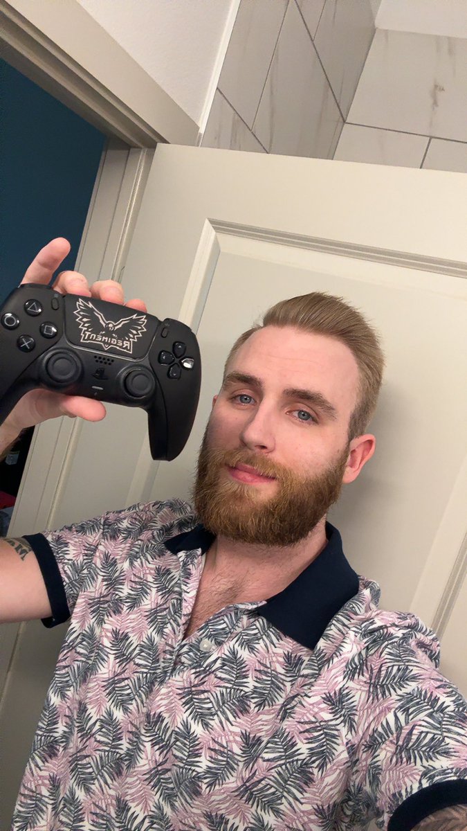 Entxurage's tweet photo. This @RegimentGG controller is awesome! 

Use code REGIMENT to save $$ https://t.co/Hqei0EtVs7