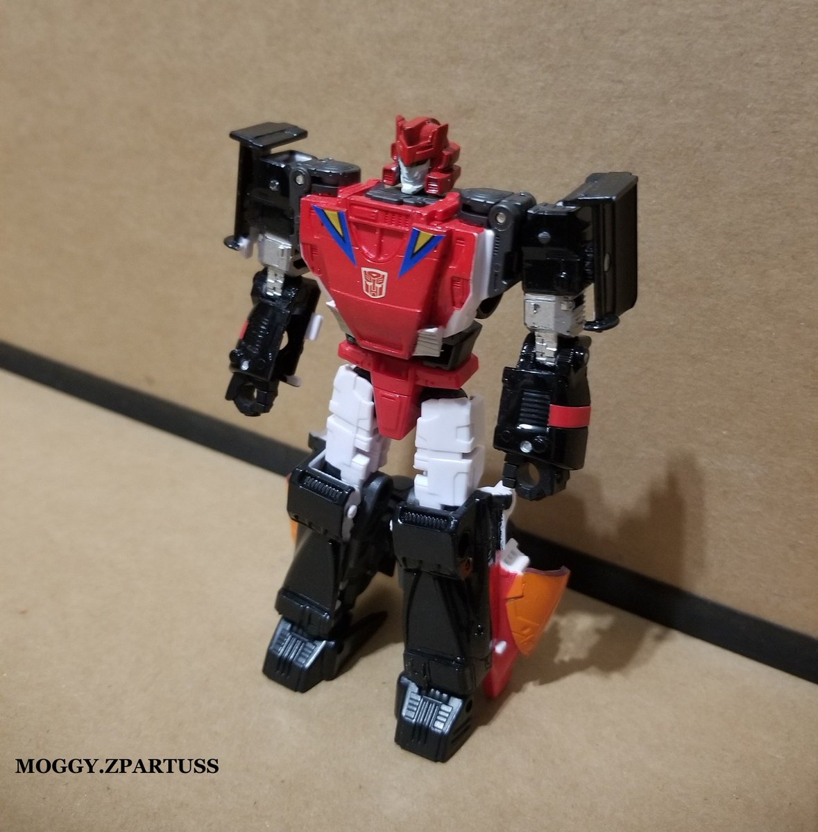 MoggyZpartuss's tweet image. Blacker (Transformers: VICTORY)
VELOCITRON SPEEDIA Crasher customized as the &quot;BRAINMASTER&quot; Blacker. #blacker #brainmaster #cybertron #transformers #victory #customtoys #toycustoms #toycustomizer