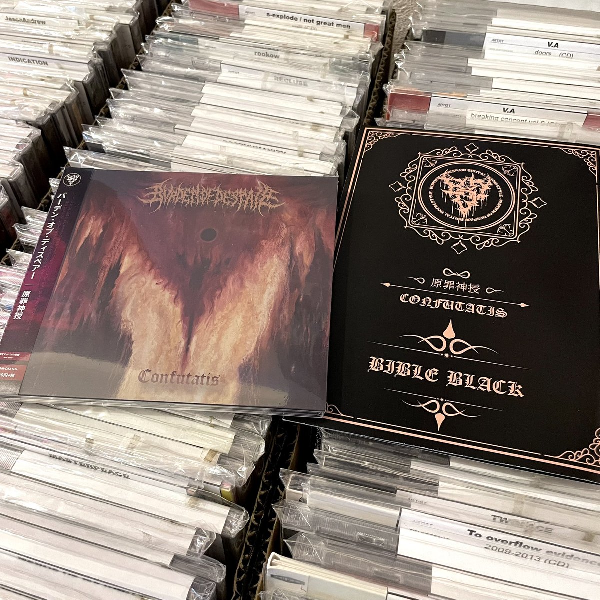 ishizue's tweet photo. 今週の売れ筋の1つBurden of Despairのアルバムですが、特典の小冊子付きで入荷した初回分はすでに半分以上は売れているので特典も一緒に欲しい人はお早めに🙏
https://t.co/16TdVHR4fR https://t.co/2vNWocGwte
