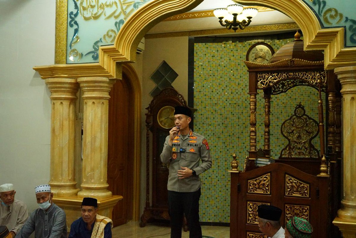 Kapolres Cilegon melaksanakan kultum di masjid Al Kausar komplek perumahan Damkar Purwakarta Kota Cilegon Banten.
