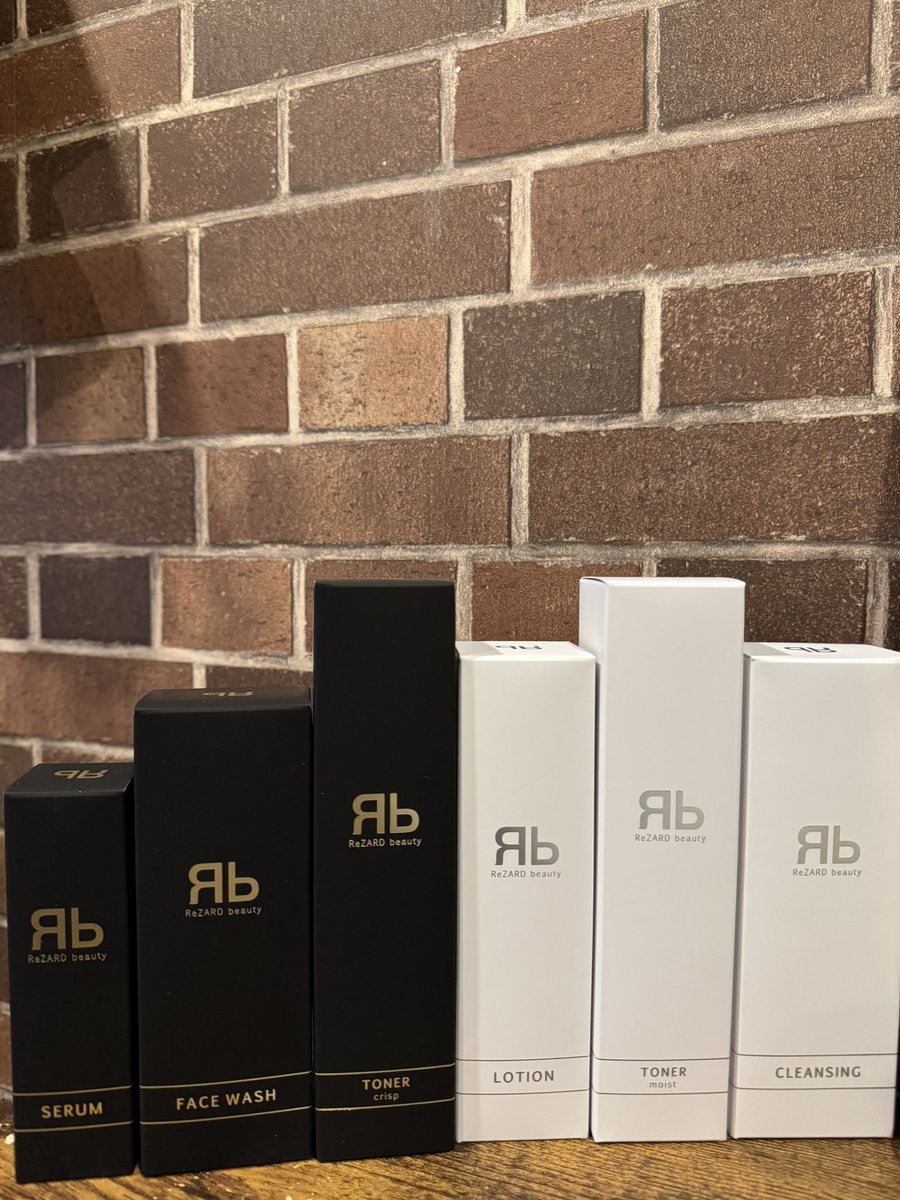 Rie8182's tweet photo. 前半はYouTuberヒカルさんのReZARDプロデュースHOTEL385

チェックイン時にいただいた化粧品サンプル
とても試供品とは言えないそのまんまの商品
男性用女性用セットでトータル1泊の宿泊費以上になる

ビジネスセンスが好きで昨年から動画拝聴させていただいてるけど今回ビックリしすぎた

#rezard https://t.co/QKfkjvSzep
