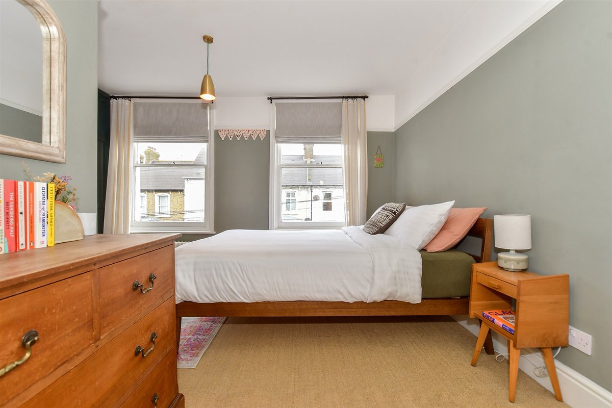 🏡 3 Bedrooms | Ramsgate, Kent

This semi-detached property boasts charm and character throughout; including period features, sash windows and high ceilings, with a lovely sun-trap garden.

Find out more and book your viewing here:
👉 ow.ly/gBcR50VpfrU