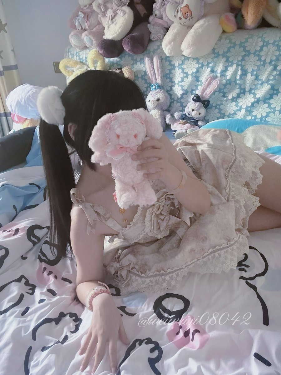 给猫买了条裙子
猫还没养我先穿了₍˄·͈༝·͈˄*₎◞ ̑̑
🧦：<a href="/limerencem/">涞觅润丝LimerenceM</a>