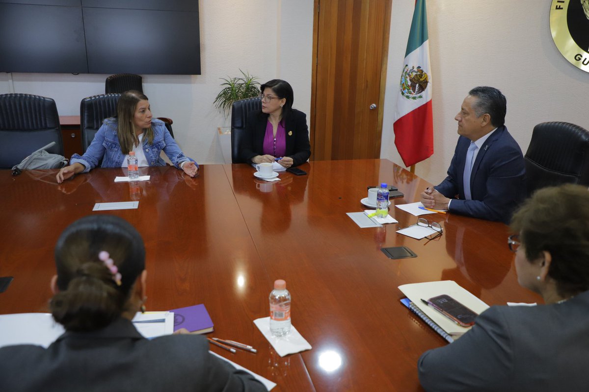 Hoy impulsamos diversas acciones para fortalecer la procuración de justicia, pilar esencial de una sociedad más justa, igualitaria y libre de violencia. ⚖️🧡

🤝 Trabajamos por y para las víctimas, con estrategias sólidas y un enfoque humanista que garantice el acceso a la