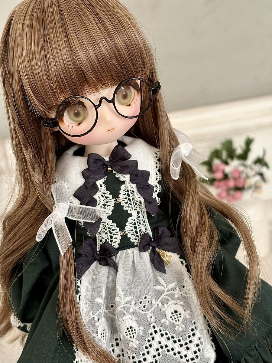 fructose_kozue's tweet photo. べびくまちゃん2.0ボディに着せたくて大事に寝かせていたお洋服…やっと出すことができました！総裏のお仕立てがとっても丁寧で尊敬しちゃいます…🙏✨

お洋服:薔薇屋(@Rose_Baraya )さま
ウィッグ:Sungem(@_SUNGEM )さま
アイ:Roseden(@dollmmk )さま

#ばらやべべ #サンwig #エデンアイ #babyKumako https://t.co/eRlw28G1zV