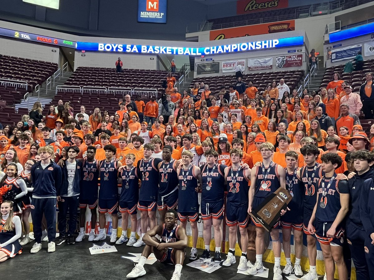dan_sostek's tweet image. .@P_Blackburn43 said win or lose, he wanted his Hershey team to take a photo with the students and parents that came to support the group.
Even in defeat, I think a cool thing to commemorate the year that was.