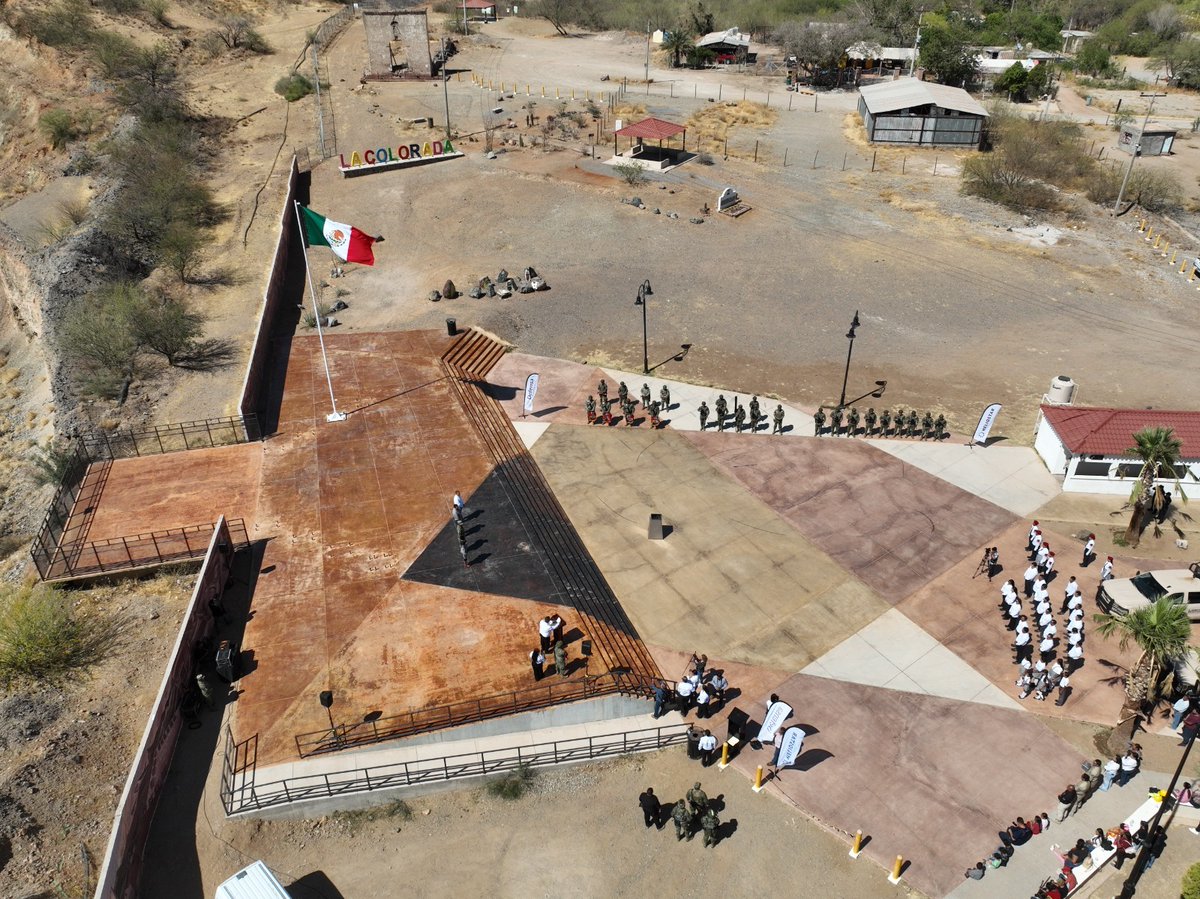 aurora_retes's tweet photo. #LaColoradaVive comunidad presente acto Cívico Incineración y Entrega Bandera por @SEDENA_MEX a @HeliostarMetals capital canadiense su Dtor Ing Manuel Encinas anuncio activación productiva de la Minera y refrendo compromiso a la región, #empleos #economia @AMSACSONORA https://t.co/o7AdQDO7rY