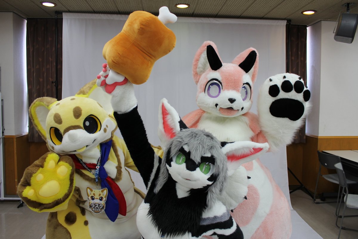 🖤＜ I got the meat!!!!!!
💛🩷＜Yay!!!!!!
#ミニもふ19