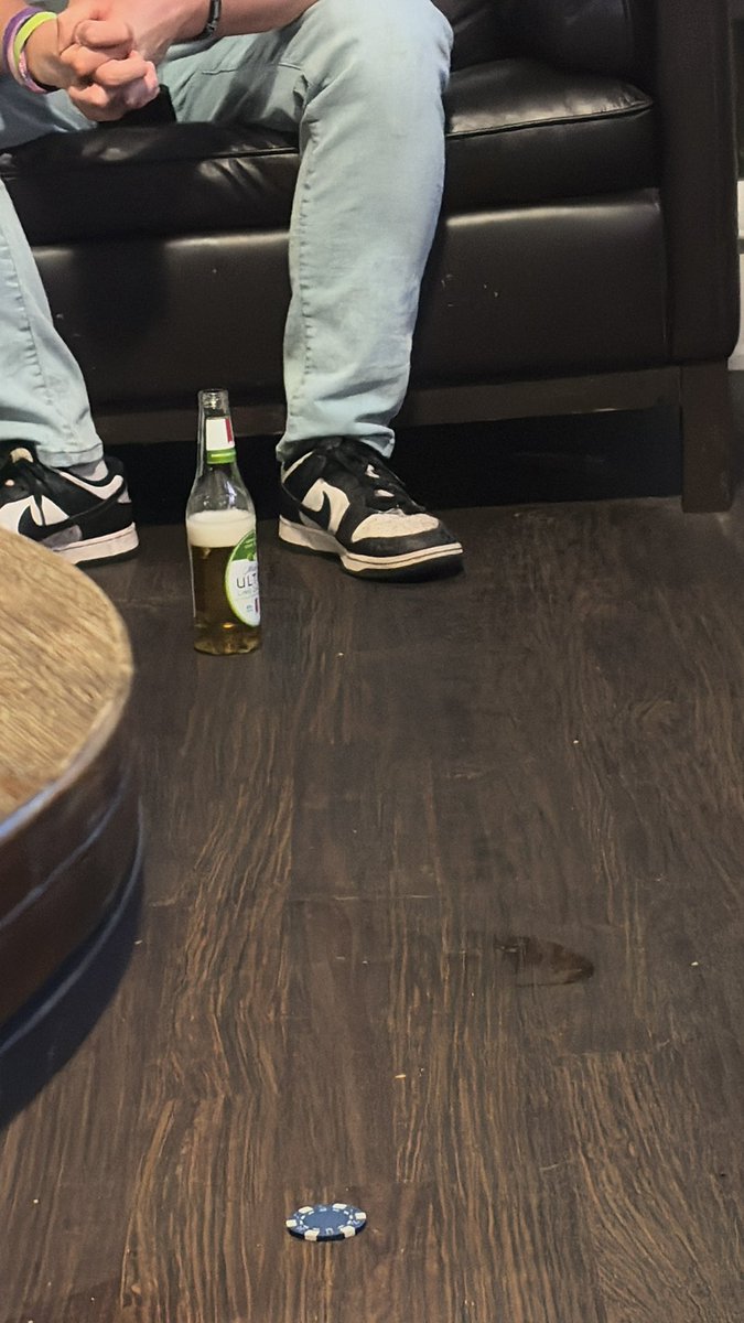 bucky9mm's tweet photo. Custom shoes guy: what would make you take a bop
Champ: not you bro, im the champ
The crowd chants on his downfall in unison https://t.co/uASXXJ3iMB