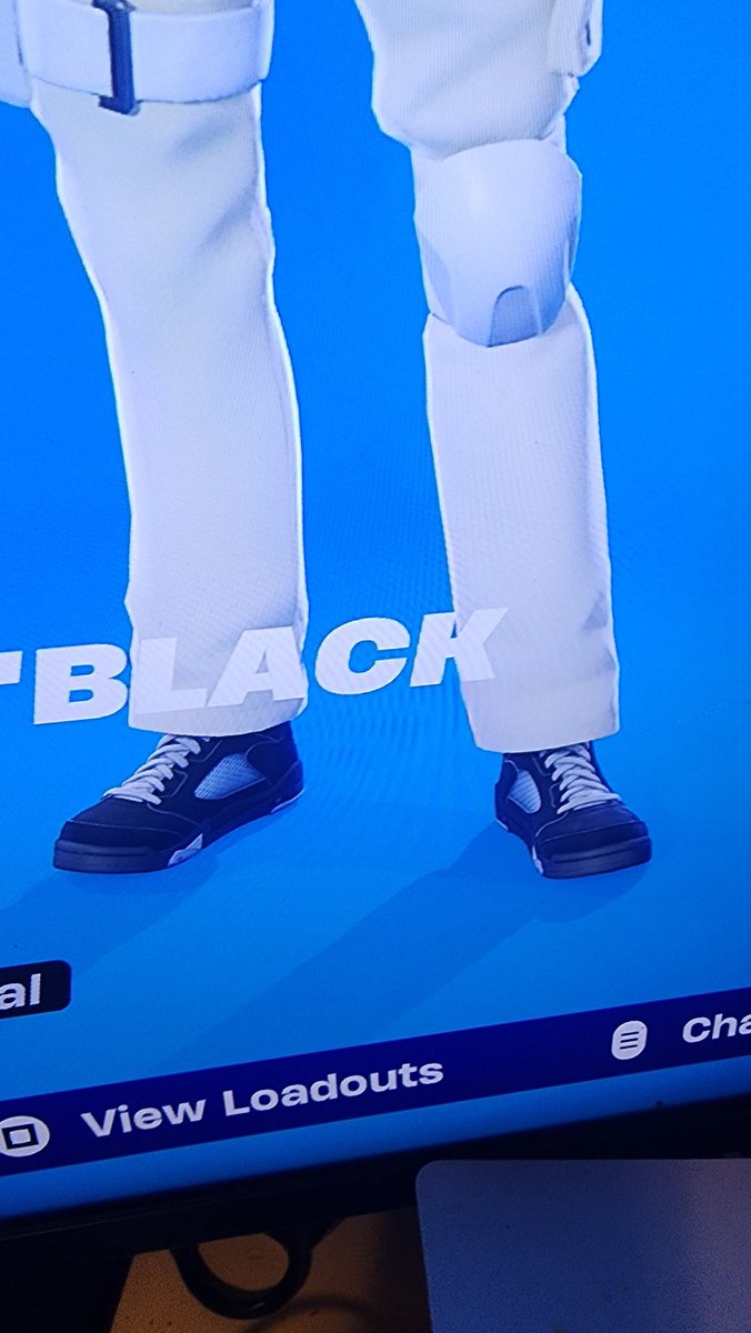 shawnteus's tweet photo. @FortniteStatus For some reason, the shoes on The Weeknd and Scorpion look really scrunched up. https://t.co/QkYr9oYf5t