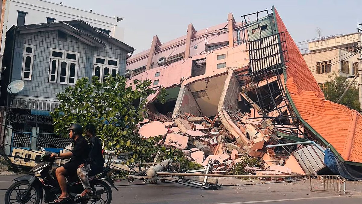 nikkhilbk's tweet photo. 🔄 Update on the Myanmar-Thailand Earthquake:

The aftermath of the 7.7-magnitude earthquake continues to unfold.

🔴 Myanmar:
🔹 Death toll rises to 144+, with 732 injured
🔹 Widespread destruction in Mandalay and surrounding areas
🔹 Rescue teams working through rubble

🔴 Thailand:
🔹 8 confirmed dead, 43 still trapped in Bangkok’s collapsed 30-story building
🔹 Authorities racing against time for rescues
🔹 Metro & rail services partially suspended

🇮🇳 PM Narendra Modi has expressed solidarity with Myanmar following the devastating quake, offering support and assistance.
🌍 International aid efforts are being mobilized as the situation remains critical.

More updates to follow. Stay strong! 🙏

#Earthquake #Bangkok #Myanmar #Thailand #Solidarity #แผ่นดินไหว #BreakingNews