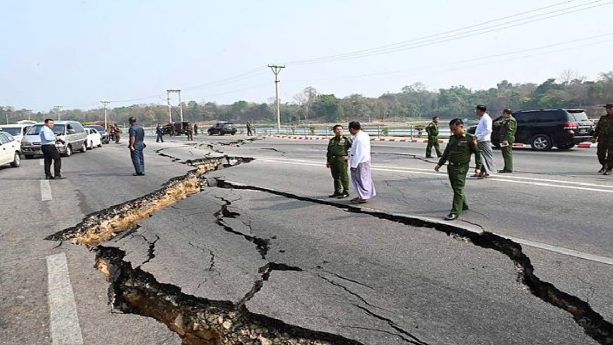 nikkhilbk's tweet photo. 🔄 Update on the Myanmar-Thailand Earthquake:

The aftermath of the 7.7-magnitude earthquake continues to unfold.

🔴 Myanmar:
🔹 Death toll rises to 144+, with 732 injured
🔹 Widespread destruction in Mandalay and surrounding areas
🔹 Rescue teams working through rubble

🔴 Thailand:
🔹 8 confirmed dead, 43 still trapped in Bangkok’s collapsed 30-story building
🔹 Authorities racing against time for rescues
🔹 Metro & rail services partially suspended

🇮🇳 PM Narendra Modi has expressed solidarity with Myanmar following the devastating quake, offering support and assistance.
🌍 International aid efforts are being mobilized as the situation remains critical.

More updates to follow. Stay strong! 🙏

#Earthquake #Bangkok #Myanmar #Thailand #Solidarity #แผ่นดินไหว #BreakingNews