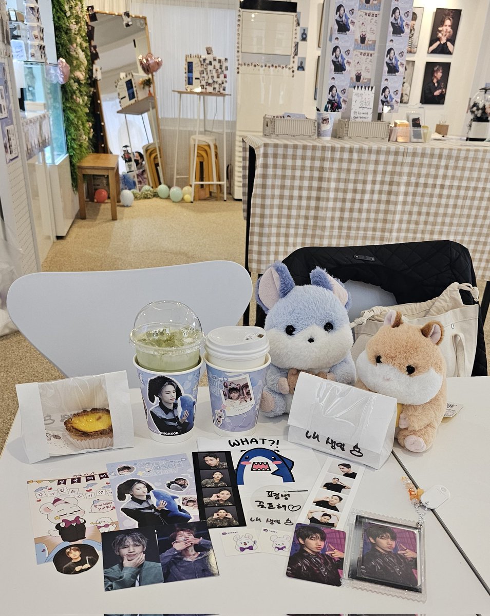 💜25년 성국🎂생카💜
250328 하루늦은 투어🥹
📍카페07
혹시 하고 꾹이포카 여쭤봤듯데
다행히 남아있어서 득템😍
에타는 오늘 아침에 먹었는데 맛도리💜
쥔장님의 갈망포카가 정면에 도배가 인상적😆

#상어가_꾹이를_많이좋아해
#YES_KOOK_BIRTHDAY