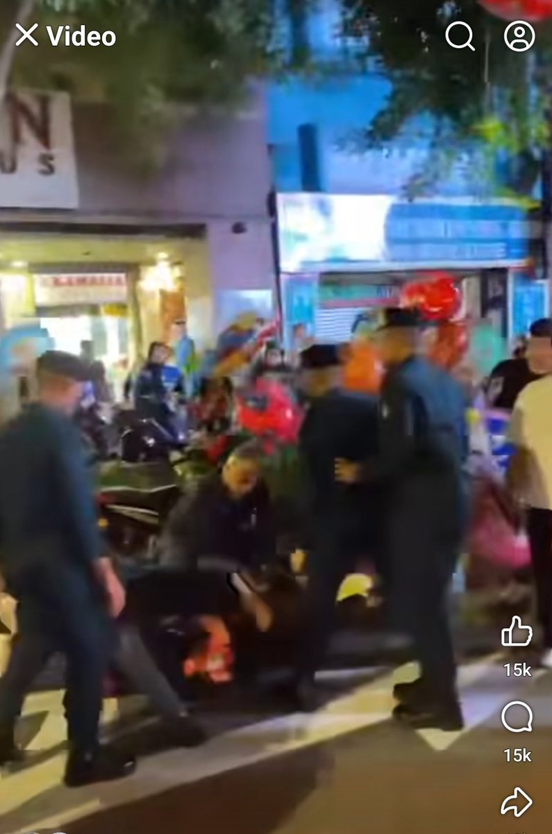 kamilmunim's tweet photo. Insiden tindakan penguatkuasa Dewan Bandaraya Kuala Lumpur (DBKL) yang mengasari peniaga belon dalam satu video yang tular yang berlaku di Jalan TAR malam tadi adalah perbuatan keji yang tidak boleh diterima. Apa sahaja alasan dari pihak Bandaraya tidak boleh sama sekali menghalalkan tindakan keji dan biadab seperti itu. 

Apa erti berpuasa dan beramal di bulan Ramadan sekiranya ia gagal memanusiakan kita serta tidak mempaculkan sikap ihsan dan belas pada yang tidak berkemampuan. Ramadan mesti memperteguh sikap kemanusiaan dan meningkat tahap keperibadian. Sementara menunggu laporan penuh pihak berkuasa, saya mengecam tegas tindakan tersebut dan menggesa siasatan tegas segera dijalankan terhadap mereka yang terlibat.