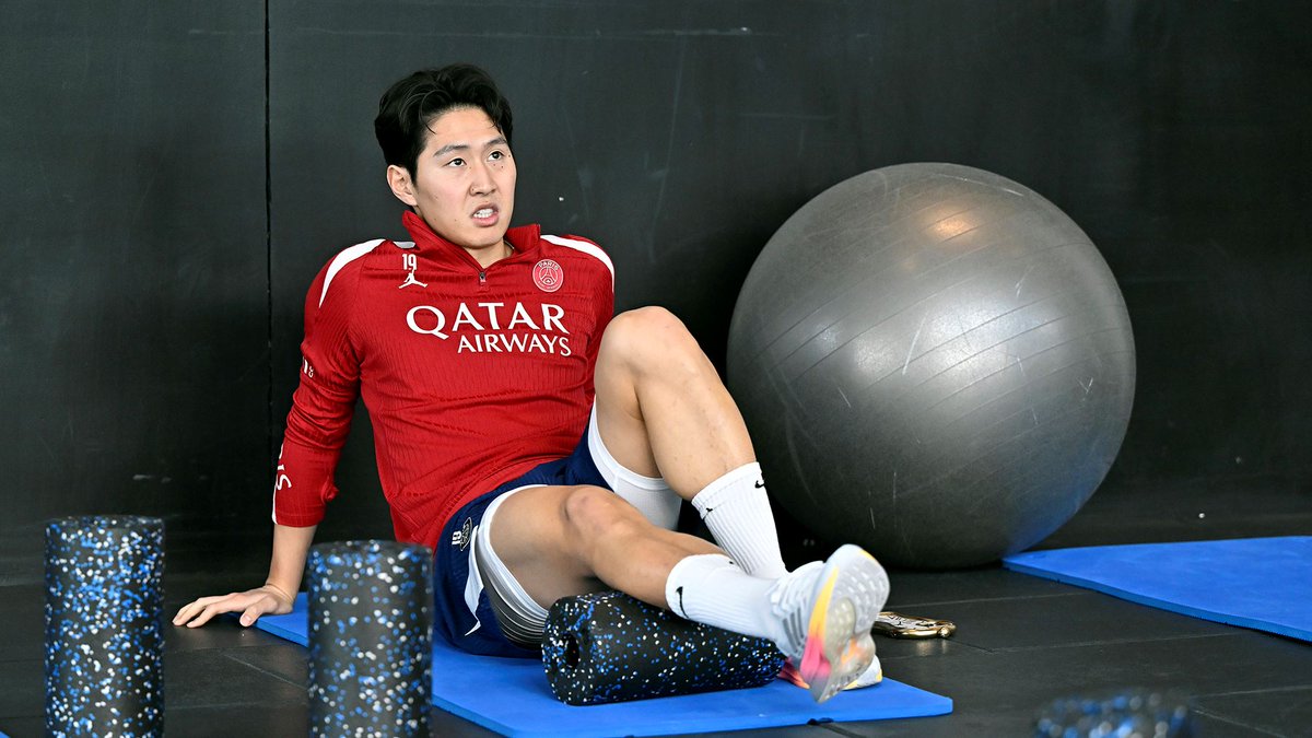 PSG_KR's tweet photo. 📌경기 전 메디컬 업데이트

🇰🇷이강인 선수가 대한민국-오만 경기에서 발목 부상을 입었습니다. 앞으로 며칠간 치료에 전념할 예정입니다. 빠른 회복을 응원해주세요! 🙏💙❤️

https://t.co/Et63dwjFbS https://t.co/OJXedCQSyL