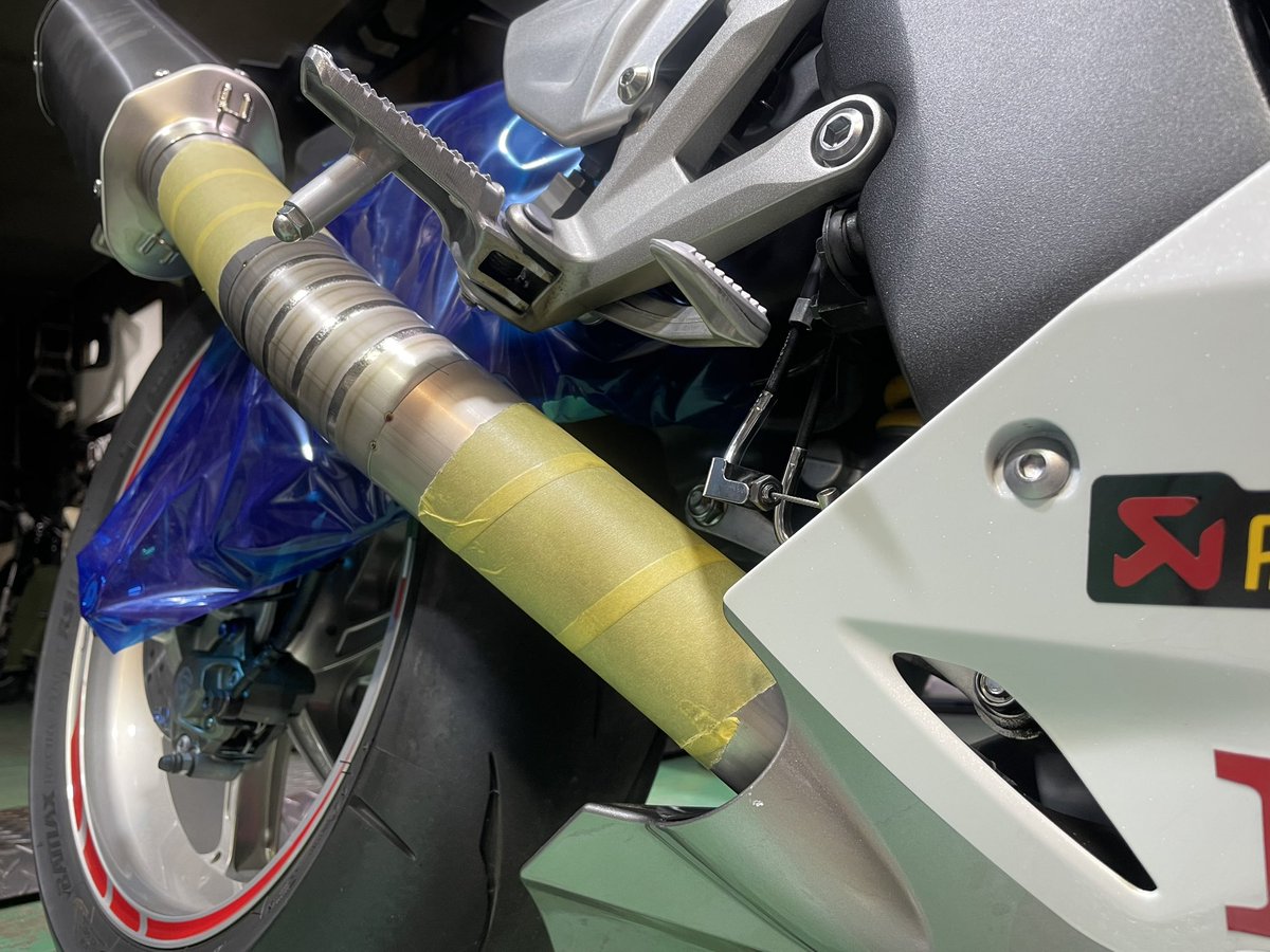 皆様おはようございます
相変わらず追い詰められてテールトゥノーズな
アイヤマです
本日はチタンテールパイプです。仮組状態でお客様の画像確認を…その後フェンダーレスに