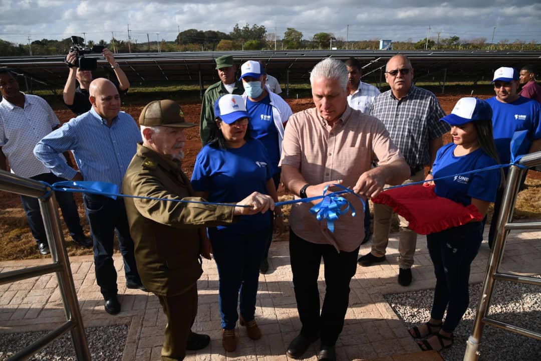 El Primer Secretario del CCPCC y Presidente de la República, Miguel Díaz-Canel Bermúdez, junto al miembro del Buró Político, Roberto Morales Ojeda, inauguró el Parque Solar Fotovoltaico en San Juan de los Remedios, en Villa Clara.

Ver más:

pcc.cu/en-remedios-y-…