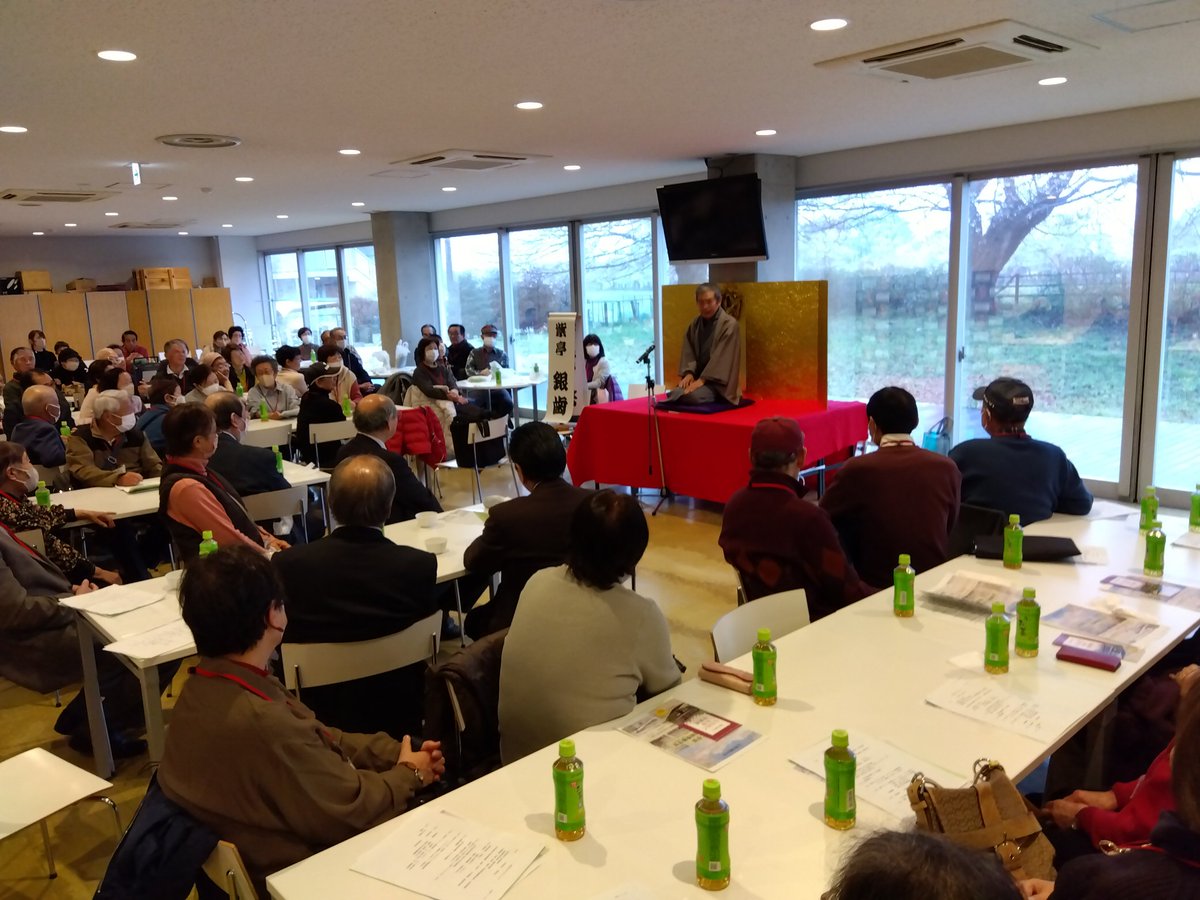 nodasyakyo's tweet photo. 南部第二地区社協のお花見会が東京理科大で開催されています。落語やマジック、理科大生の和太鼓演奏と盛りだくさん。あいにくの天気ですが、満開の笑顔に包まれました。 https://t.co/t8lASg8K7e