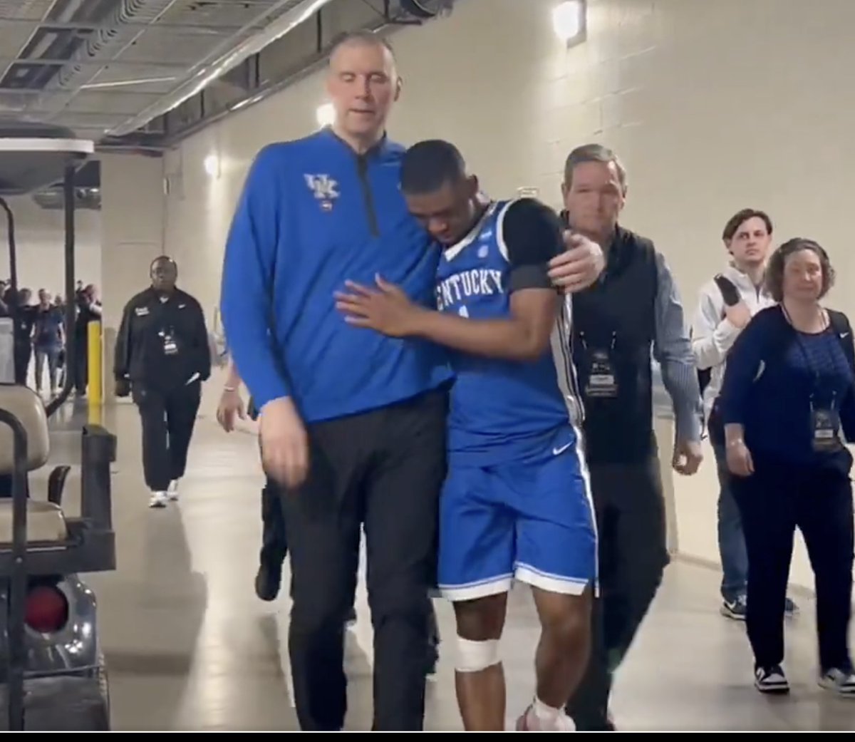 CBSSportsCBB's tweet photo. Mark Pope and Lamont Butler following the loss to Tennessee

📸: @char_cliff https://t.co/UgoKaWTU4n