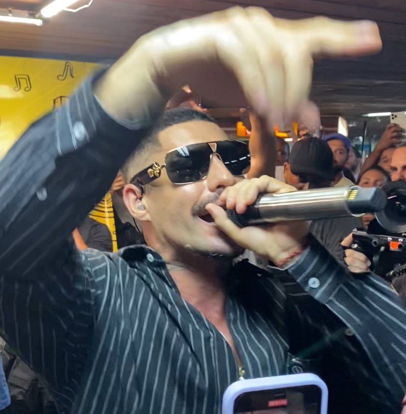 CanalRapRJ's tweet photo. E o Filipe Ret que apareceu do nada cantando no Metrô do Rio de Janeiro https://t.co/BNCd7bYtn9