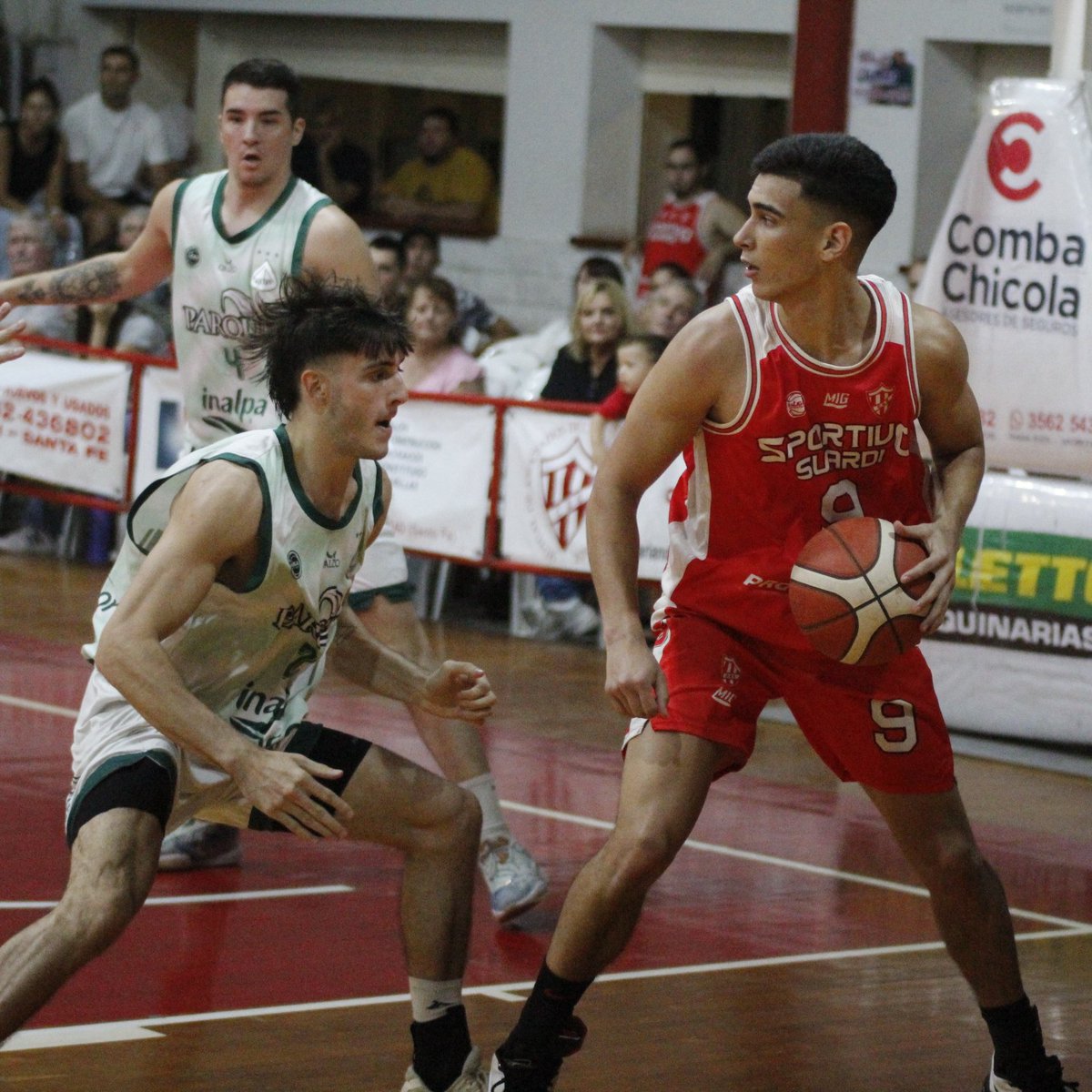 🔴⚪ | 𝐌𝐀𝐓𝐂𝐇 𝐏𝐎𝐈𝐍𝐓 𝐏𝐀𝐑𝐀 𝐒𝐔𝐀𝐑𝐃𝐈

🏆 | <a href="/LigaARGbasquet/">La Liga Argentina</a>
➡️ Cuartos de Final

✔️ <a href="/CSSbasquet/">Sportivo Suardi 🏀</a> (2) 93-83 (0) <a href="/BasquetParque/">Barrio Parque Basquet</a> ✖️

Suardi volvió a ganar en casa y se puso 2-0. Martínez (19) y <a href="/ColoLizarraga/">Luciano Lizarraga</a> (18) lideraron al local.

📸 <a href="/CSSbasquet/">Sportivo Suardi 🏀</a>