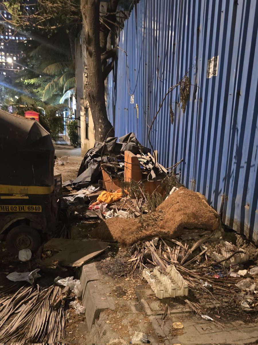 NehaSin35537209's tweet photo. There is no footpath left on the road leading from City International school today Oshiwara Metro station. Encroachment and garbage is all that the school kids have to face daily. Request @mybmcwardKW @mybmc to act asap. @AndheriLOCA please help https://t.co/kzbUmzDYii