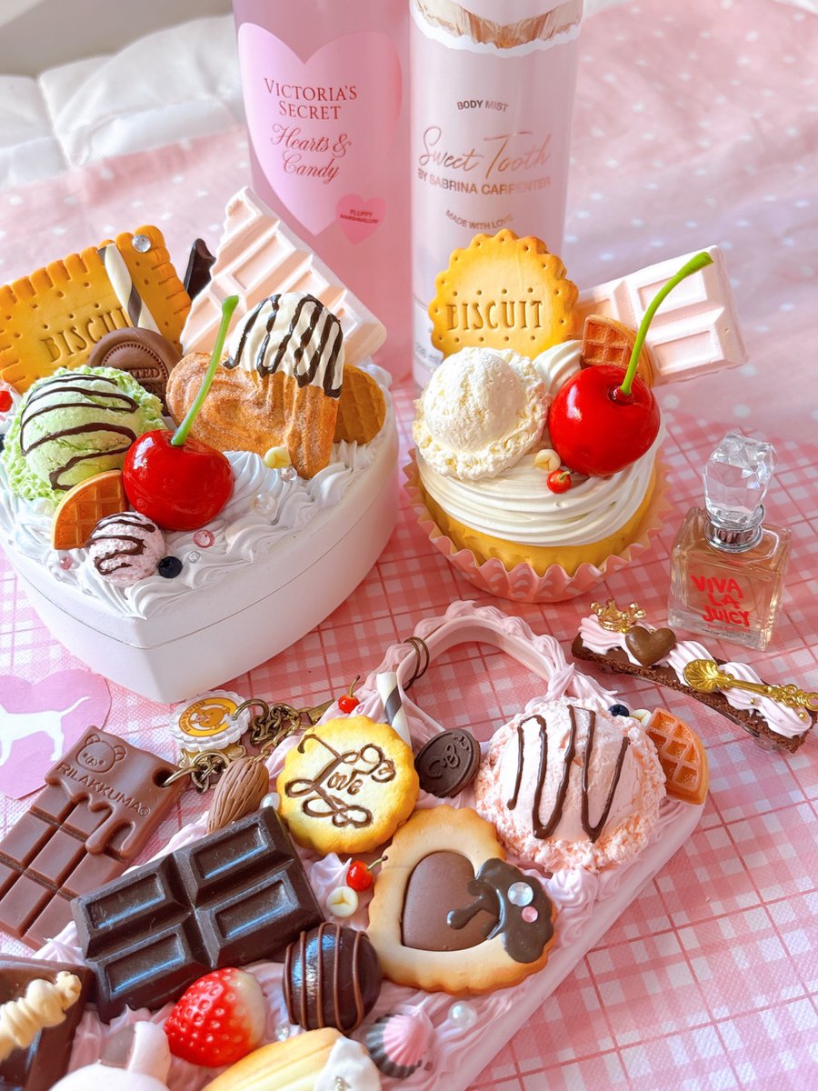_Tamakid's tweet image. The way all the food here is fake LMAO