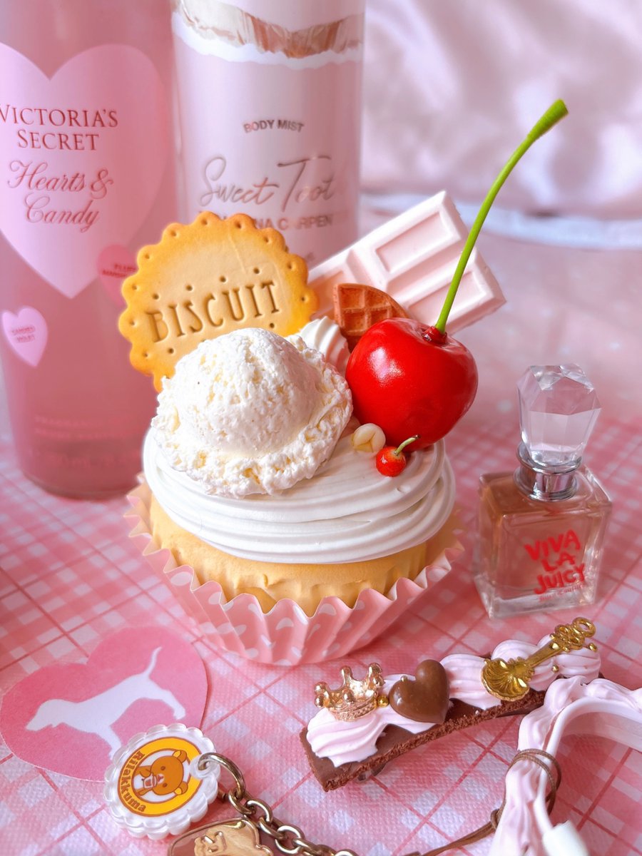_Tamakid's tweet image. The way all the food here is fake LMAO