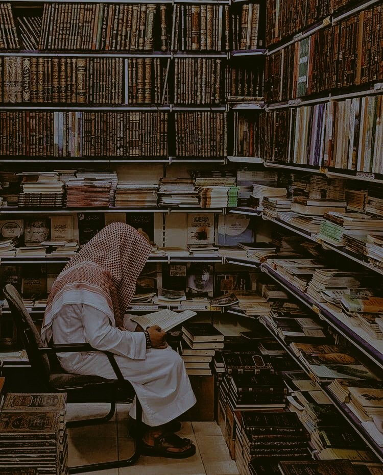 أشاركك قبسًا من كتابٍ تأمَّلته، ولمحةً من نظامٍ تعلَّمته، وخاطرةً خرجت من قلبٍ رقَّ للمعنى، ونفسٍ أَلِفَت الحروف.
هنا تجد المعرفة كما أحببتها: فكرًا، ونظامًا، وتأمُّلًا.
اتشرَّف بكم 🌹