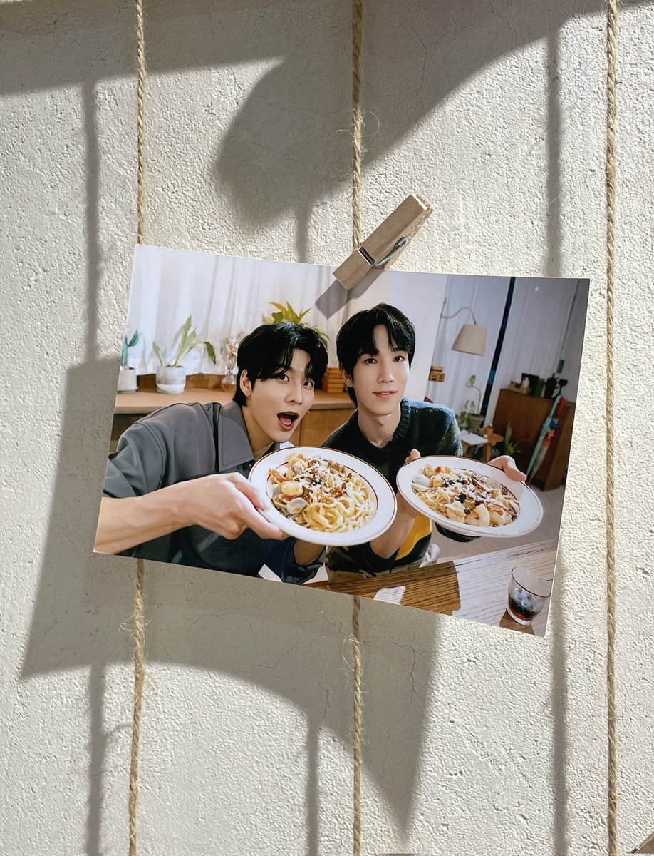 hyekookhae_VVS's tweet photo. 5️⃣ KOOK DAY 
📍 요고 프로즌요거트 홍대점

아이스크림이라 테이크아웃 안하고 
잠시 먹으며 쉬어갔던 곳🍧💦 
귀엽고 폭닥한 느낌으로 꾸며져있었고
예쁜 투샷 사진도 많았어요~
성국이도 먹어보라며 한 입 권하기!!!

#너와_나의_꾹데이 https://t.co/y9Bpy1nfAz
