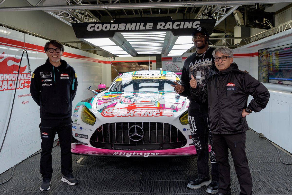 goodsmileracing's tweet photo. 今日はチームのゲストでNFLのサムソン エブカム選手(@sosa50 )が見学に来ました！
日本のポップカルチャーが好きで昨日はグッスマに遊びに来て、車も好きとのことで今日は富士スピードウェイまで！
身体の大きさがすごいですね！

(え)#fightgsr #SUPERGT https://t.co/D87QxDLCoV