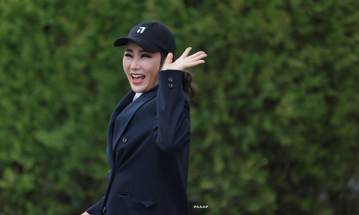 250328 명성황후 #신영숙 배우님
안녀어어어엉

(초점은 그냥 귀여운 마마님인)