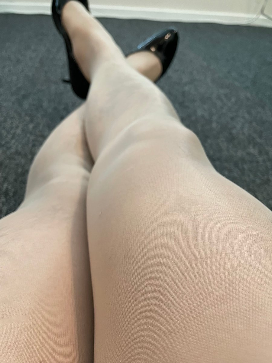BbLovecd's tweet photo. 都好一段日子無著肉色絲襪啦，一於今日再著返 https://t.co/4vtsFmsRSm