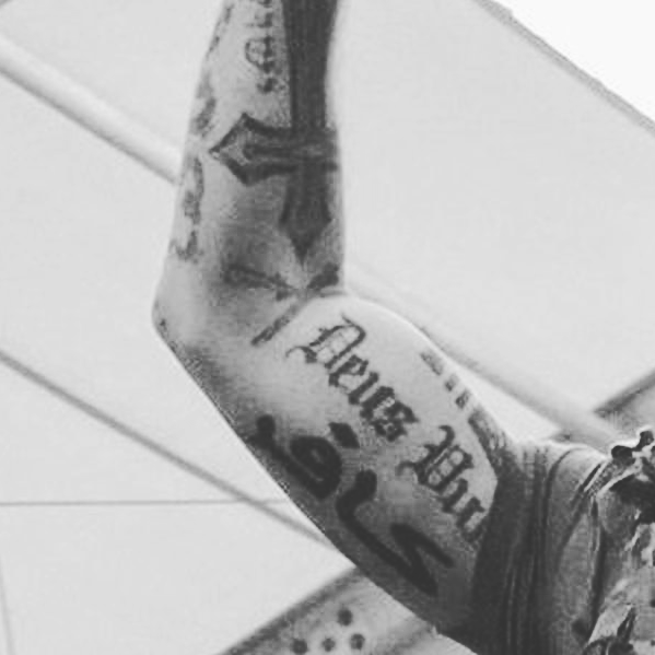 ABD Savunma Bakanı Hegseth'in haçlılığı hortlatan kâfirli dövmesi bir çılgınlıktır. Bize düşen iç bünyede birlik-beraberlikle yaman günlere hazırlanmaktır. Ayrılma Cemil Meriç'in tasnifiyle 'namuslular ve namussuzlar' diye mümkündür.