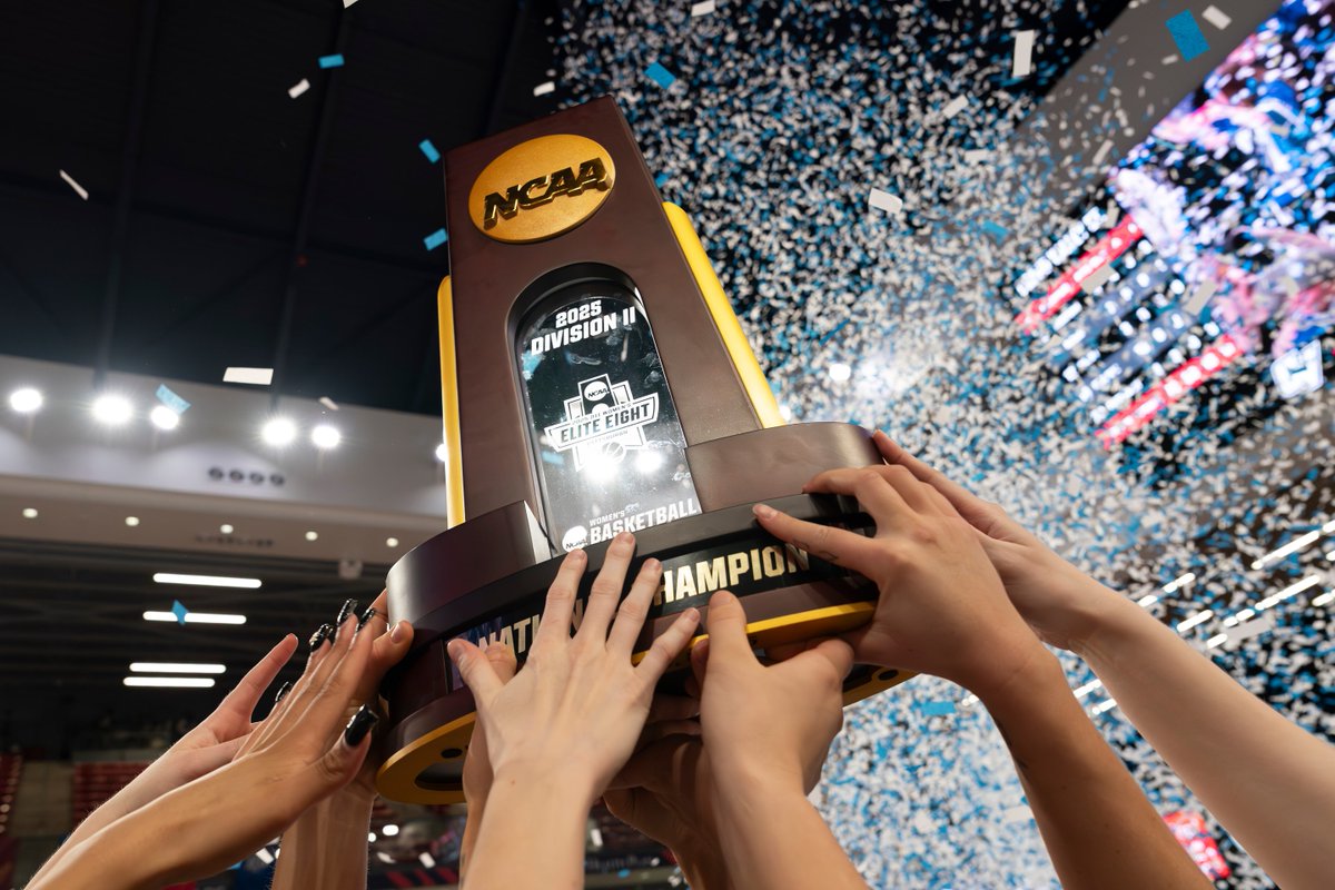 GVSU's tweet photo. Lakers are NATIONAL CHAMPS! 🏆💙 

Congrats to @gvsuwbb who won 70-58 California State Dominguez-Hills Toros 👏 https://t.co/kT5vuMVgyp