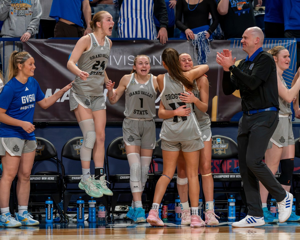 GVSU's tweet photo. Lakers are NATIONAL CHAMPS! 🏆💙 

Congrats to @gvsuwbb who won 70-58 California State Dominguez-Hills Toros 👏 https://t.co/kT5vuMVgyp