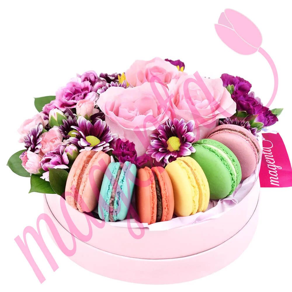 Ensamble floral conformado por rosas, margaritas y lisianthus acompañado de 6 macarrones franceses de diferente sabor.
magenta.style/arreglos-flora…