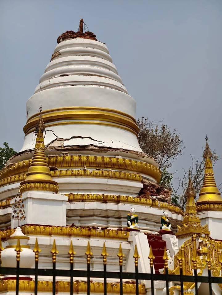Thetmon_'s tweet photo. Famous of Myanmar pagoda 😭💔pray for Myanmar please 🙏🏻 https://t.co/G4MGYE8Dle