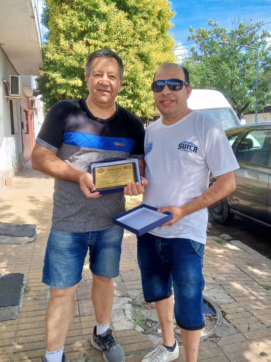 Chris_Lopez_Ok's tweet image. FELICITACIONES CUSTODIOS SAN NICOLÁS 📌Se entregó placa de reconocimiento al compañero Hector Cerasi por los años juntos a nosotros sindicato #SUTCA  SAN NICOLÁS.

FELIZ JUBILACIÓN COMPAÑERO🤝
#SilviaDiezSecretariaGeneral 
#LosCustodios
@cgtoficialok ,@CustodiosSutca,@CAESI9
