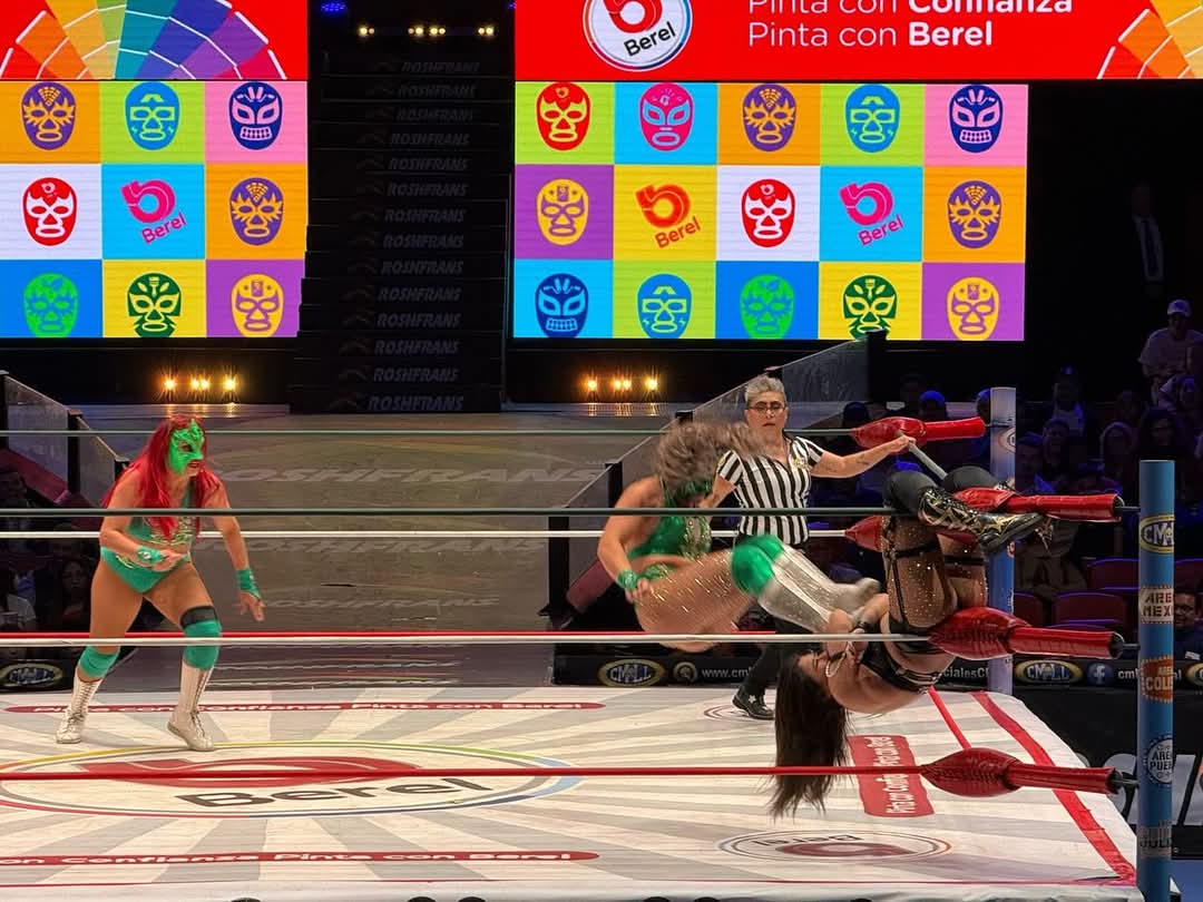 LaTijeraLucha's tweet photo. #Lluvia y #Jarochita caen luego de dos al hilo ante #ReynaYsys y #Persefone en una gran batalla de #Amazonas en el #ViernesEspectacular de #ArenaMexico al final de la batalla tanto #Persefone como #ReynaIsis retan a las #ChicasIndomables aún duelo campeonil...
#latijeraluchalibre https://t.co/722Us4dbTE