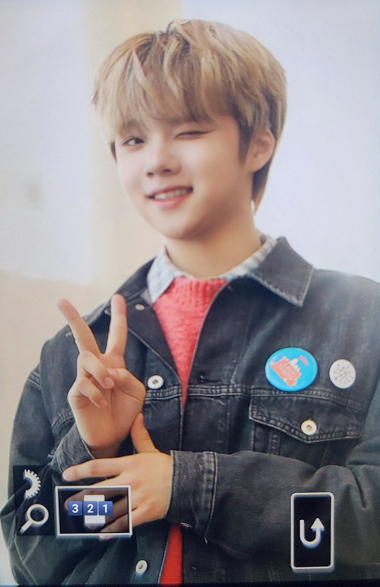 321chanwon's tweet photo. 250329 음악중심 미니팬미팅 #더윈드 #안찬원

깜찍 찬북이 출석도장🤭
👌🏻✌🏻☝🏻

카메라도 안들었는데 갑자기 👌🏻 하셔서
헐레벌떡 카메라들고 초점나간건 비밀안비밀🤫 https://t.co/nQdcbOoHfv