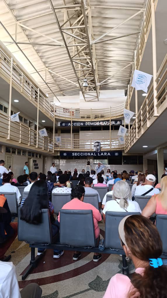 Maelecad en Lara en la pochocha preparando y afinando la maquinaria electoral para la elección del 25 de mayo , la única arma que tienen los demócratas es el voto , la única arma sin sacrificio es el voto y la única forma de salir de esto y recuperar espacios es el voto