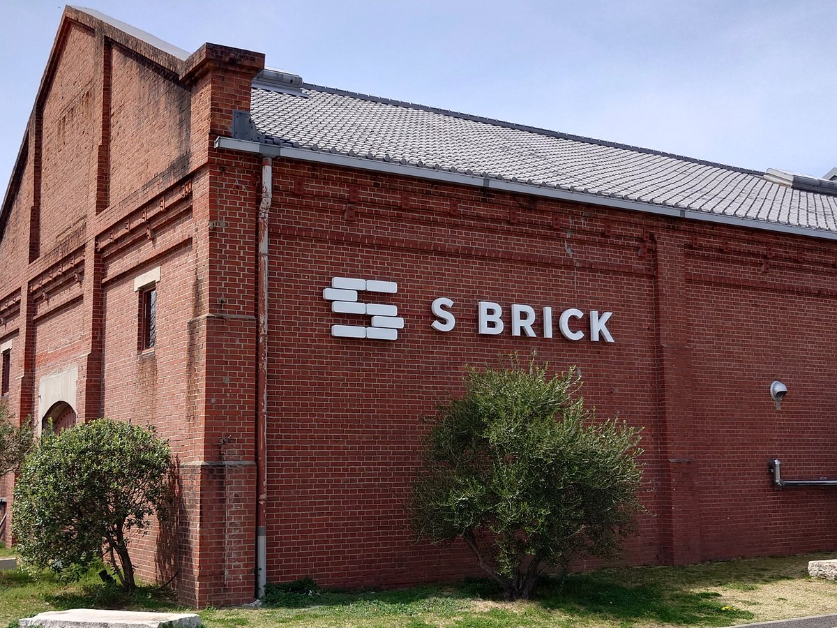 olaf_0607's tweet photo. 今日は淡路島のS BRICKで、板倉雅一さんと古村敏比古さんのユニット「ズカルフ」の2025年レコ発ツアー5日目公演🎵
淡路島でのライブは初🤗
#兵庫
#淡路島deSKOOP
#SBRICK
#ズカルフ
#Zukalf
#板倉雅一
#古村敏比古
#レコ発ツアー
#5日目公演
#OrangeCrate https://t.co/9sKvEZ0x88