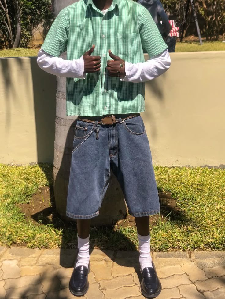 i care about what i wear but i don’t consider myself a “fashion mf”
wearing a cropped button up and jeans is not an original outfit…
