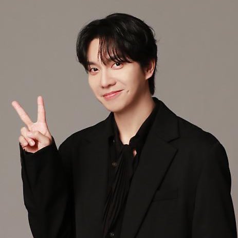 I remember this funny story when I went to SK with family, July last year, when we attended the 7300+ fan meeting.
My hubby always asking me why he couldn’t see photo of SeungGi in Korea’s public places, he told me that he might not be that popular. I told him, that’s not true