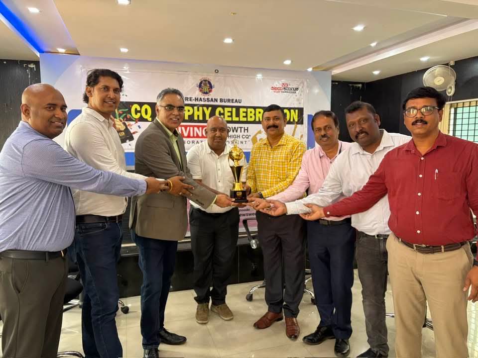 editor_vk's tweet image. ಟೀಂ ಮೈಸೂರಿಗೆ ಅಭಿನಂದನೆಗಳು🍀

ವಿಜಯ ಕರ್ನಾಟಕ ಸಿಇಒ, ಸಂಪಾದಕರು, ರೆಸ್ಪಾನ್ಸ್, ಆರ್ಎಂಡಿ, ಎಚ್ಆರ್ ಮುಖ್ಯಸ್ಥರಿಂದ ಮೈಸೂರು ಟೀಂಗೆ CQ Trophy ನೀಡಿದ ಸಡಗರದ ಹೊತ್ತು. 
@Vijaykarnataka @deepaksaluja80 @Sudarshanvk2 @kalicharanRai @ArulDasSuresh1 @Vijeshy22520284
@RameshUthappaVK 
@raju_yathi @prathap_an