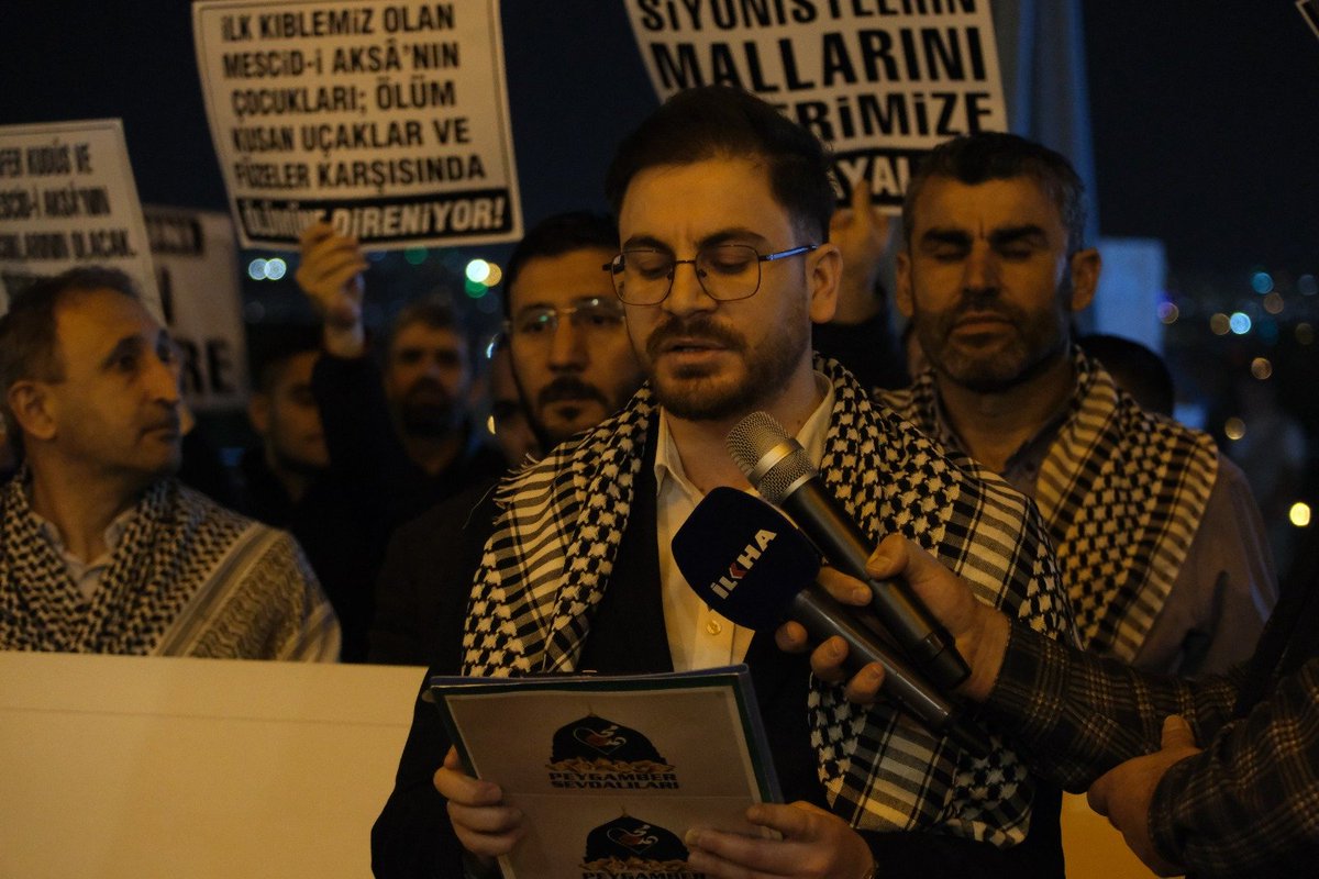 Ankara Peygamber Sevdalıları Derneği (@psdankara) on Twitter photo 📍ANKARA
Dünya Kudüs Günü vesilesiyle düzenlediğimiz basın açıklamasını derneğimiz adına Hamdullah Er okudu.
Gaziantep Milletvekili Şahzade Demir de konuşmasında Kudüs davasının önemine vurgu yaptı.
Programa katılan tüm kardeşlerimize teşekkür ederiz. 
#DünyaKudüsGünü 📍ANKARA
Dünya Kudüs Günü vesilesiyle düzenlediğimiz basın açıklamasını derneğimiz adına Hamdullah Er okudu.
Gaziantep Milletvekili Şahzade Demir de konuşmasında Kudüs davasının önemine vurgu yaptı.
Programa katılan tüm kardeşlerimize teşekkür ederiz. 
#DünyaKudüsGünü