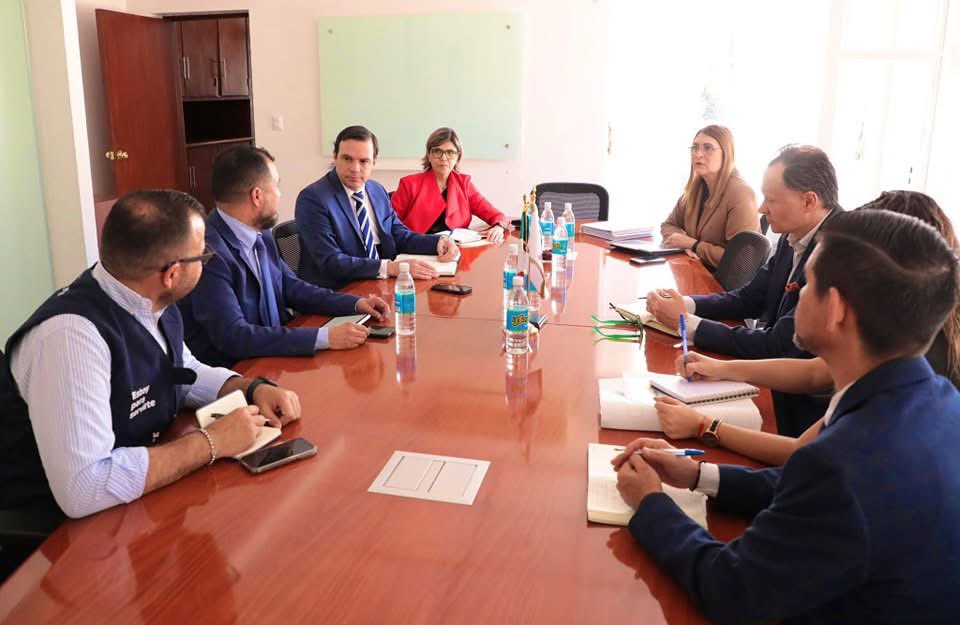 Nuestro Fiscal Regional B, <a href="/IsraelAguadoS/">Israel Aguado S.</a>, se reunió con la Rectora de la <a href="/UdeGuanajuato/">Universidad de Guanajuato</a>, Dra. Claudia Gómez López, y el Secretario de <a href="/segobgente/">Secretaría de Gobierno de Guanajuato</a>, <a href="/jorgelona1/">Jorge Jiménez Lona</a>, para avanzar en el apoyo a los estudiantes y familias afectadas por el trágico accidente carretero registrado días