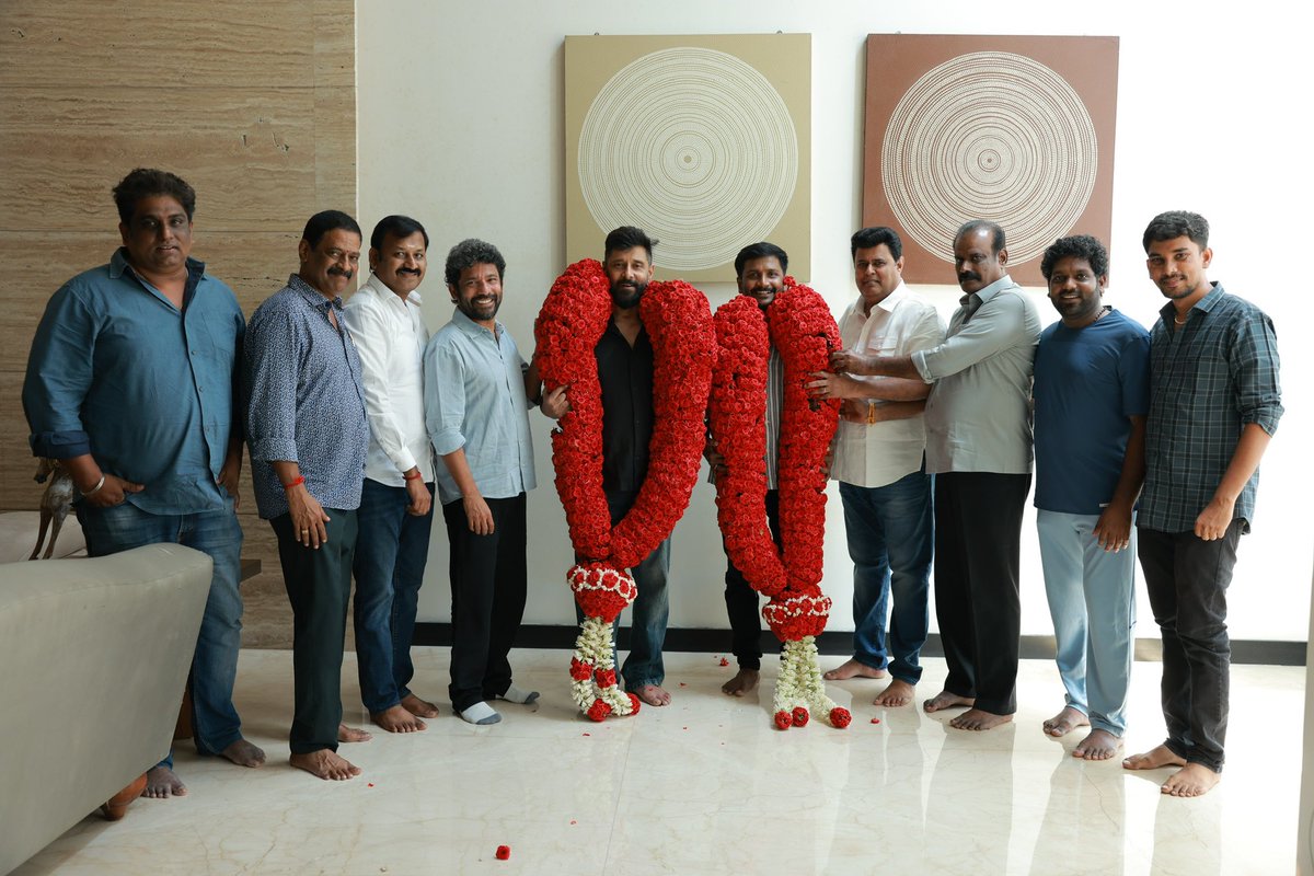 S Kathiresan (@kathiresan_offl) on Twitter photo Met <a href="/chiyaan/">Vikram</a> sir, #ArunKumarSU along with <a href="/shibuthameens/">Shibu Thameens</a> <a href="/5starsenthilk/">Fivestar Senthil</a> #NarayanaSamy and congratulated them on the incredible response from the audience for #veeradheerasooran 🎉🥳
<a href="/sooriaruna/">Suryanarayanan M</a> <a href="/proyuvraaj/">Yuvraaj</a> Met <a href="/chiyaan/">Vikram</a> sir, #ArunKumarSU along with <a href="/shibuthameens/">Shibu Thameens</a> <a href="/5starsenthilk/">Fivestar Senthil</a> #NarayanaSamy and congratulated them on the incredible response from the audience for #veeradheerasooran 🎉🥳
<a href="/sooriaruna/">Suryanarayanan M</a> <a href="/proyuvraaj/">Yuvraaj</a>