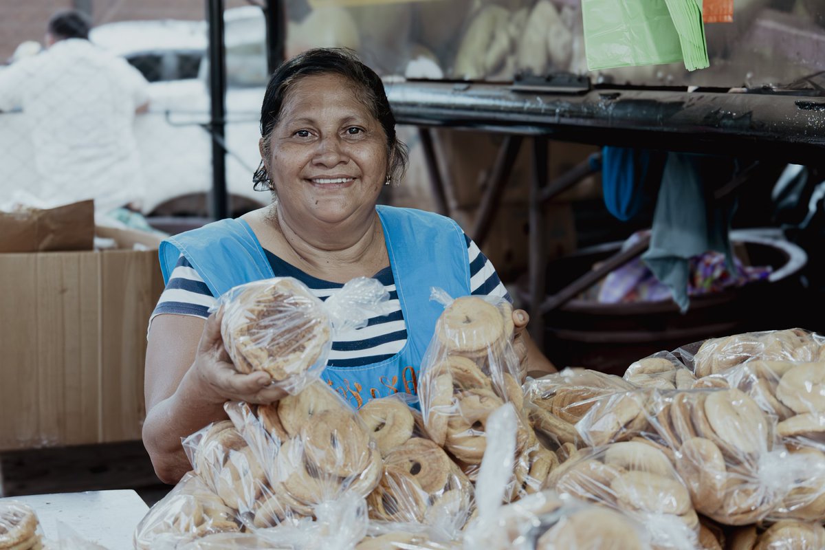 noraespiinal's tweet image. Sigue sonando para mi Guillermo Anderson con "¡Mujer de la patria mía, yo sigo creyendo en vos!🎶" 
Haciendo fotos un viernes en el Mercadito Verde, Choluteca. ✨️🇭🇳